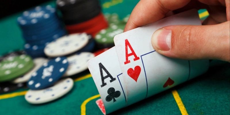 Bạn tuyệt đối không nên tự tin vào hand bài của mình